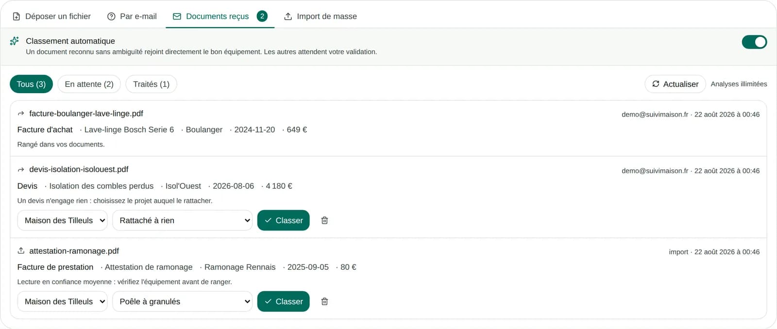Le volet Documents reçus : une facture déjà rangée sur le lave-linge, un devis et une attestation en attente de validation, avec le choix du logement et de l'équipement