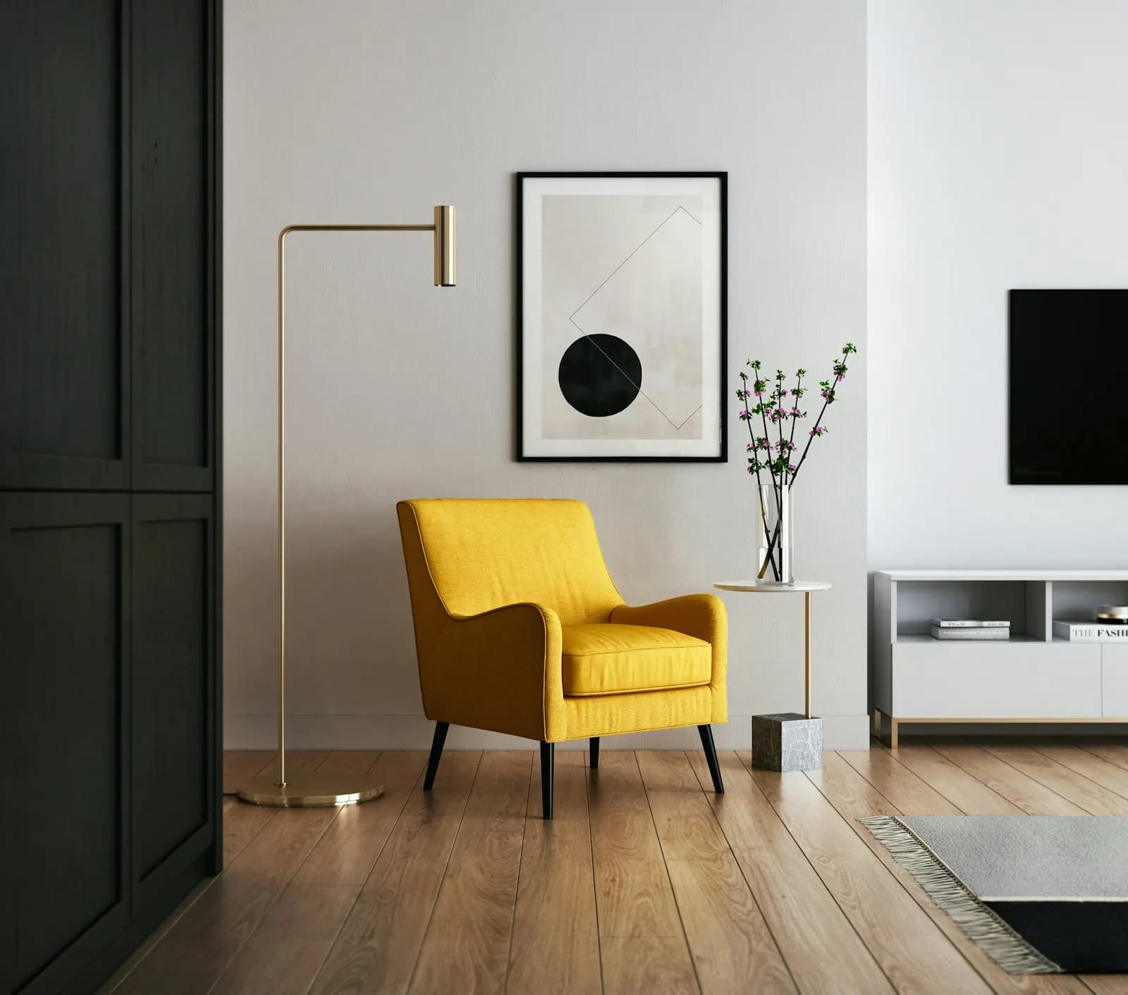 Salon lumineux meublé d'un fauteuil jaune et d'un lampadaire