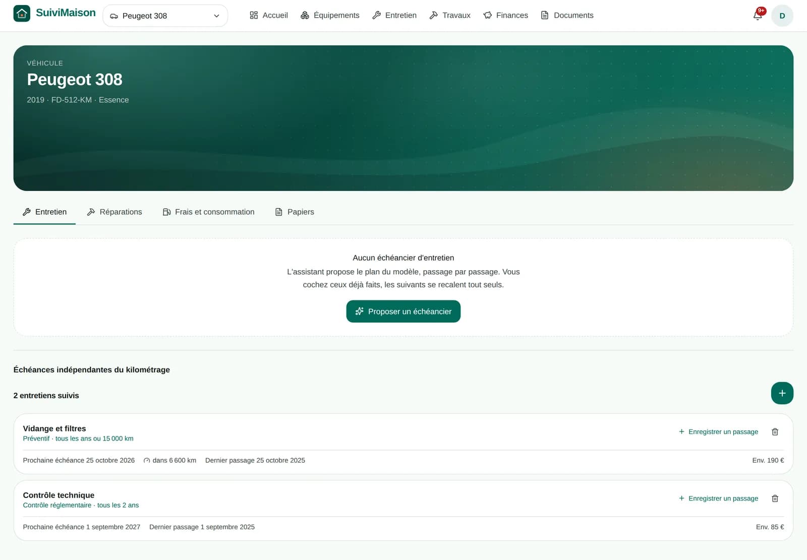 La page d'un véhicule : bandeau avec l'année, l'immatriculation et l'énergie, puis les onglets Entretiens, Réparations, Frais et consommation, Papiers