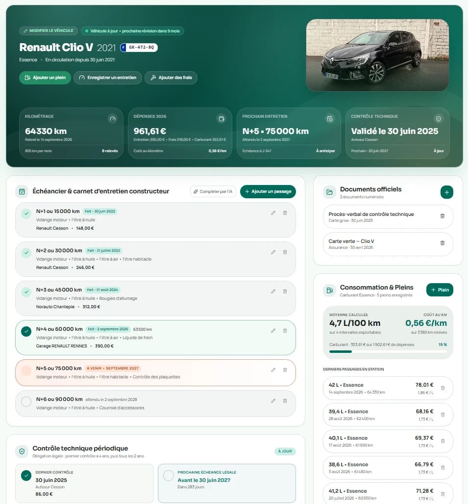 La page d'un véhicule : bandeau avec l'année, l'immatriculation, la photo et les indicateurs clés, puis l'échéancier d'entretien constructeur, le contrôle technique, les documents officiels et la consommation, sur une seule page